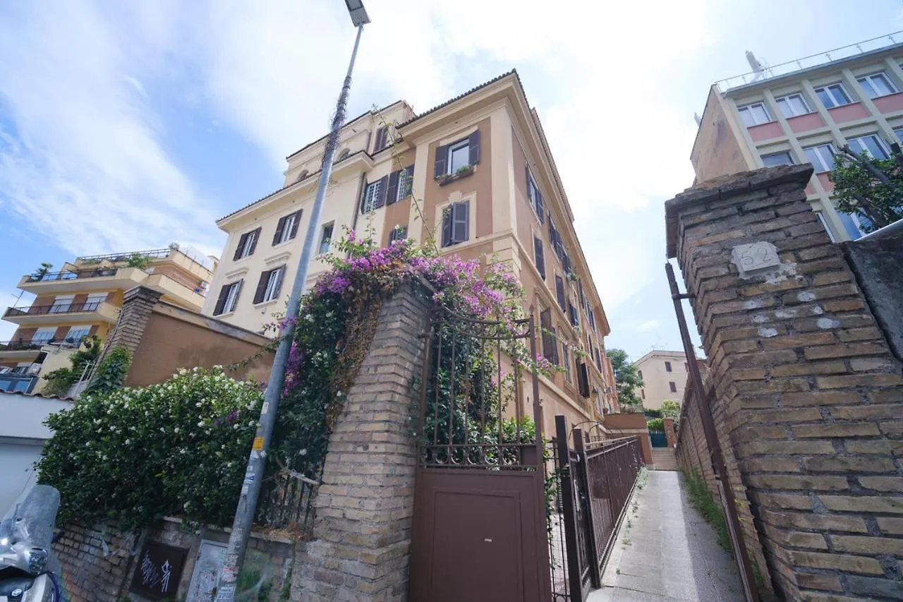 Apartment Clivo 2 St Peter Buddyrent Rome Italy